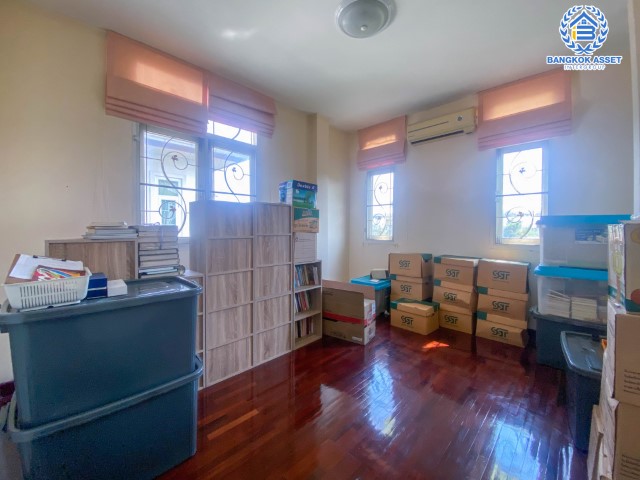 *****บ้านเดี่ยวมือสองย่านกรุงเทพฯ ม.ธนาสิริ รัตนาธิเบศร์ เนื้อที่กว้างขวางมากถึง 54.4 ตร.ว. ฟังก์ชัน 3 ห้องนอน 3 ห้องน้ำ ที่จอดรถ 2 คัน ภายในสภาพสวย พร้อมเข้าอยู่อาศัย บนทำเลเดินทางสะดวก ใกล้รถไฟฟ้าสายสีม่วง "สถานีบางรักใหญ่" และจุดขึ้น-ลงทางด่วน "กาญจณาภิเษก"